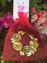Load image into Gallery viewer, Customized - 4 Names coins + Pearl Bracelet