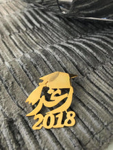 Load image into Gallery viewer, Graduation - Name + date hat Brooch