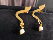 Load image into Gallery viewer, Custom Earring - letter + pearl