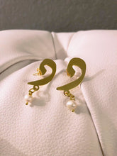 Load image into Gallery viewer, Custom Earring - letter + pearl