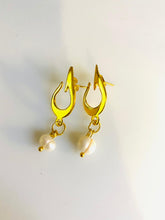 Load image into Gallery viewer, Custom Earring - letter + pearl
