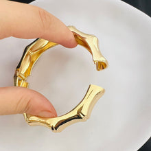 Load image into Gallery viewer, Bracelet - Gold wide simple zigzag
