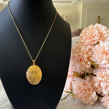 Load image into Gallery viewer, Necklace - Stainless steel gold opened oval shape with flowers
