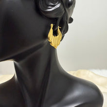 Load image into Gallery viewer, Stainless steel- Earrings gold wide leaves
