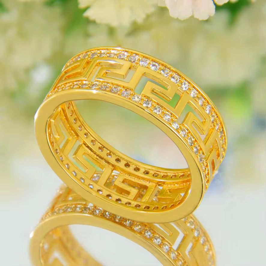 Ring size 7/8/9 - Gold zigzag and zircon