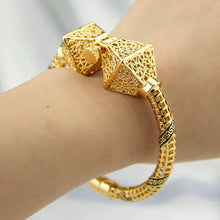 Load image into Gallery viewer, Bracelet - Gold bangle twisted with diamond shape gold

