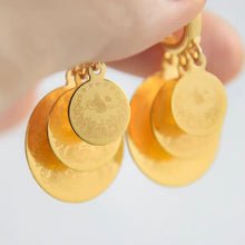 Load image into Gallery viewer, arring - Gold circle coins pendants
