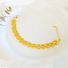 Load image into Gallery viewer, Bracelet - Gold wide chain new shape
