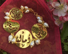 Load image into Gallery viewer, Customized - 4 Names coins + Pearl Bracelet
