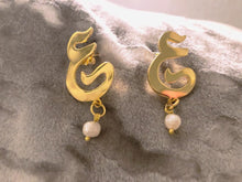 Load image into Gallery viewer, Custom Earring - letter + pearl
