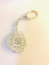 Load image into Gallery viewer, Keychain - Custom Name Doaa flower
