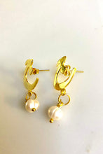 Load image into Gallery viewer, Custom Earring - letter + pearl
