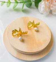 Load image into Gallery viewer, Earrings - name + pearl

